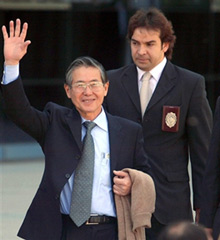 Lors de son transfert, l’ancien président péruvien Alberto Fujimori avait retrouvé son sourire, saluant tranquillement la presse.(Photo: AFP)