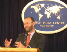 David Gross, l'ambassadeur américain chargé des négociations au SMSI. Photo : Département d'Etat américain