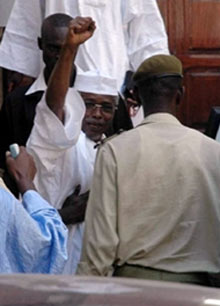 L'ancien président tchadien Hissène Habré, au milieu de ses partisans, à la sortie de la Cour d'appel de Dakar.Photo : AFP