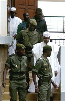 L'ancien président tchadien Hissène Habré à sa sortie de la Cour d'appel de Dakar, le 15 novembre 2005.(Photo : AFP)