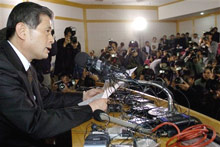 Le professeur Hwang Woo-suk s'est expliqué lors d'une conférence à l'Université de Séoul le 24 novemenbre 2005. 

		(Photo : AFP)