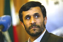A Téhéran, les partisans du président Ahmadinedjad emportent seulement deux sièges sur quinze au conseil municipal. Sa soeur, Parvine Ahmadinejad, arrive seulement en dixième position et le frère du gouverneur, Kosro Daneshjou, en quatorzième position. 

		(Photo : AFP)