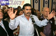 Amir Peretz (photo) crée la surprise en remplaçant Shimon Peres à la tête du Parti travailliste.(Photo : AFP)