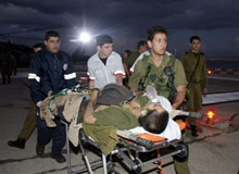 Un soldat israélien blessé est évacué après les affrontements avec les combattants du Hezbollah.(Photo: AFP)