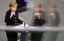 Angela Merkel devant le <i>Bundestag</i>. La nouvelle chancelière allemande veut rendre au pays son statut de grande puissance.(Photo: AFP)