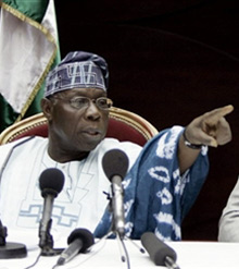 Olusegun Obasanjo (photo), président du Nigeria et président en exercice de l'Union africaine (UA) sera entouré de Thabo Mbeki (Afrique du Sud) et de Mamadou Tandja (Niger) pour procéder à la désignation du nouveau Premier ministre ivoirien.(Photo : AFP)