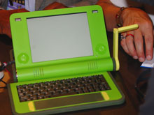 Le prototype de l'ordinateur à 100 dollars a été créé dans le cadre de l'association Un ordinateur portable par enfant fondée par le directeur du MediaLab Nicholas Negroponte.
(Photo: Mounia Daoudi/RFI)