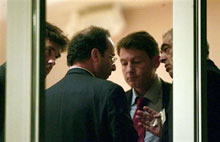 Arnaud Montebourg, Francois Hollande, Vincent Peillon et Henri Emmanuelli (de G. à D.), en train de discuter, dans la nuit de samedi à dimanche, de la «synthèse».(Photo: AFP)