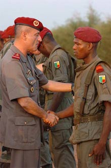 La France a lancé depuis 1997 le programme RECAMP pour former, entraîner et soutenir les pays africains à assumer la responsabilité de la sécurité de leur continent. (Photo : Adjudant Dubois /Sirpa terre)