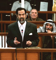 Saddam Hussein, à la barre, à la reprise de son procès.(Photo: AFP)