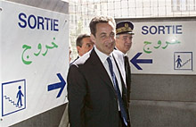 Nicolas Sarkozy visitant les installations de contrôle des voyageurs en provenance de l'étranger, le 11 Juillet 2005, à Marseille, veut aujourd'hui accélérer les expulsions des étrangers inculpés dans les violences urbaines.(Photo : AFP)