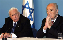 Shimon Pérès (à droite) pourrait rejoindre les rangs du parti d'Ariel Sharon (à gauche) en vue des élections législatives du 28 mars.(Photo: AFP)