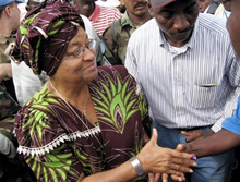 Au deuxième tour de la présidentielle, Ellen Johnson Sirleaf renforce sa position devant son rival George Weah.(Photo : AFP)