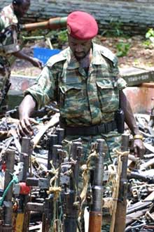 Un militaire tchadien rassemblant les armes prises aux soldats qui avaient assisté le général François Bozizé dans son coup d’Etat à Bangui, le 15 mars 2003.(Photo : AFP)