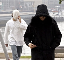 Deux membres du mouvement islamique radical de l'assassin de Theo van Gogh se cachent avant de se rendre au procès le 27 juillet 2005.Photo : AFP