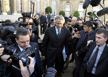 Dominique de Villepin à sa sortie du Conseil des ministres extraordinaire.(Photo : AFP)