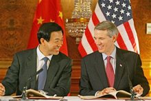 Le ministre chinois du Commerce, Bo Xilai (G) et le représentant américain pour le Commerce, Rob Portman (D), ont signé, mardi 8 novembre à Londres, un accord sur l'exportation de textiles chinois.(Photo : AFP)
