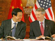 Le ministre chinois du Commerce, Bo Xilai (G) et le représentant américain pour le Commerce, Rob Portman (D), ont signé, mardi 8 novembre à Londres, un accord sur l'exportation de textiles chinois.(Photo : AFP)