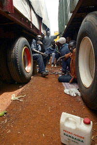 Les transporteurs sont victimes de racket tout au long de la route.(Photo : AFP)