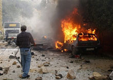 Une voiture brûle sur les lieux de l'attentat. Gébrane Tuéni, son chauffeur et son garde du corps ont été tués sur le coup.(Photo: AFP)