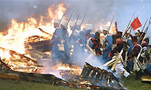 Ces fans de l'histoire du Premier Empire reconstituent la Bataille des Trois Empereurs, le 29 novembre 2003 à Tvarozna (Rép. tchèque). (Photo: AFP)