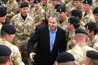 Tony Blair a rendu visite au contingent britannique basé à Bassorah, le 22 décembre 2005.(Photo : AFP)
