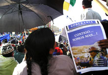 «<EM>Avec toi, nous sommes du MAS </EM>(Mouvement vers le Socialisme). <EM>Nous sommes les plus nombreux</EM>» titre le journal de ce lecteur sur la Place San Francisco de La Paz, le 17 octobre 2005, jour de la déclaration officielle de la candidature d'Evo Morales à la course à la présidentielle.(Photo : Alain Devalpo)