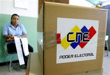 Contrôle des listes électorales dans un bureau de vote de Caracas.(Photo: AFP)