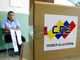 Contrôle des listes électorales dans un bureau de vote de Caracas. 

		(Photo: AFP)