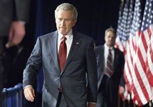 Le président Bush arrive pour prononcé son quatrième discours sur sa politique en Irak.(Photo : AFP)