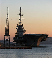 Le porte-avions déclassé <i>Clemenceau</i> photographié, le 15 décembre 2005, dans le port militaire de Toulon. (Photo: AFP)