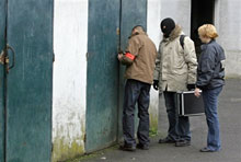 Des policiers s'apprêtent à inspecter un garage, à Clichy-sous-Bois, après la découverte d'explosifs et d'armes de guerre dans un parking.(Photo: AFP)