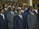 Le président Laurent Gbagbo (à D) et son Premier ministre, Charles Konan Banny (au C), posent avec le nouveau gouvernement.(Photo : AFP)
