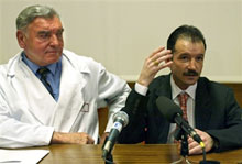 Le professeur Jean-Michel Dubernard (G) aux côtés de son patient, Denis Chatelier, greffé des mains et avant-bras en 2000. 

		(Photo : AFP)