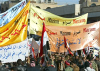 La manifestation pacifique du mouvement Maram pour protester contre le résultat des élections du 15 décembre aurait rassemblé, selon l'AFP, entre 5 000 et 10 000 personnes à Bagdad, le 27 décembre 2005.(Photo : AFP)
