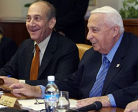 Le ministre des Finances Ehud Olmert (ici à g. d'Ariel Sharon) est l'une des grosses pointures du parti Kadima.(Photo: AFP)