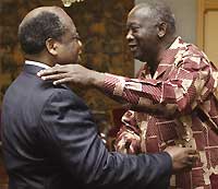 Charles Konan Banny et Laurent Gbagbo, le 5 décembre 2005, à Abidjan.(Photo: AFP)
