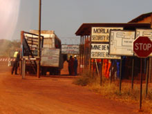 Contrôle de sécurité à l'entrée de la mine où les Maliens se disputent un emploi volatil.(Photo: Monique Mas/RFI)