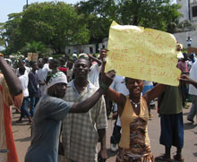 Manifestation pro-Weah à Monrovia. Depuis le retour de l'ex-footballeur au Liberia, les heurts avec les forces de l'ordre se multplient.(Photo: Zoom Dosso/RFI)