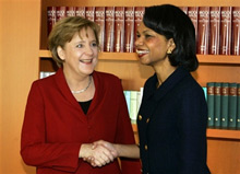 La chancelière allemande, Angela Merkel (G), et la secrétaire d'Etat américaine, Condoleezza Rice (D), se sont engagées à lutter ensemble contre le terrorisme. (Photo : AFP)
