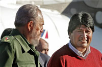 Le président cubain Fidel Castro reçoit son homologue, le Bolivien Evo Morales, le 30 décembre à La Havane.(Photo: AFP)