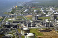 Les installations de Shell dans le sud-est du pays: les équipements de la compagnie pétrolière ont été endommagées par un vaste incendie provoqué par l’explosion d’un pipe-line.(Photo: AFP)