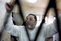 L'opposant égyptien Ayman Nour, ancien candidat à l'élection présidentielle, photographié le 24 décembre 2005 au Caire.(Photo: AFP)