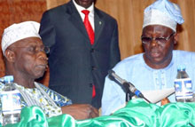 Olusegun Obasanjo (à G) et son ministre de l'Aviation, Babalola Borishade, le 13 décembre, lors d'une réunion d'urgence sur les problèmes aériens que rencontre le Nigeria depuis 3 mois.(Photo : AFP)