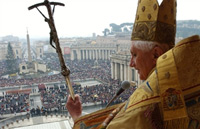Plus de 40 000 personnes ont assisté, sous la pluie, à la première célébration de Noël par le pape Benoît XVI.(Photo : AFP)