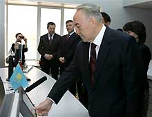 Inauguration de l'oléoduc Kazakhstan-Chine par le président kazakh Noursoultan Nazarbaev à Astana, le 15 décembre 2005.(Photo: AFP)