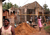 Cette famille vit dans un cabanon de fortune le temps de reconstruire elle-même sa maison à Beruwala, au sud de Colombo.(Photo: Mouhssine Ennaimi/RFI)