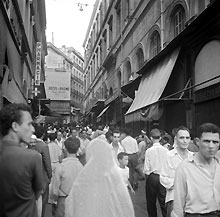 Badauds dans une rue d'Alger le 16 août 1955, pendant la guerre d'Algérie. (Photo: AFP)