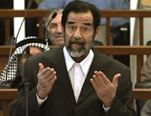 L'ancien Président irakien Saddam Husein, qui risque la peine de mort, reste très combatif.(Photo: AFP)