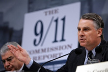 Tim Roemer, membre de la commission d'enquête sur le 11-Septembre. La commission critique le président Bush notamment pour l'absence d'efficacité de la chaîne de commandement en cas de crise.(Photo : AFP)